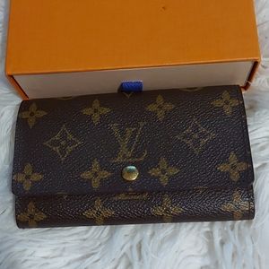 Selling a preloved authentic louis vuitton wallet, great condition.